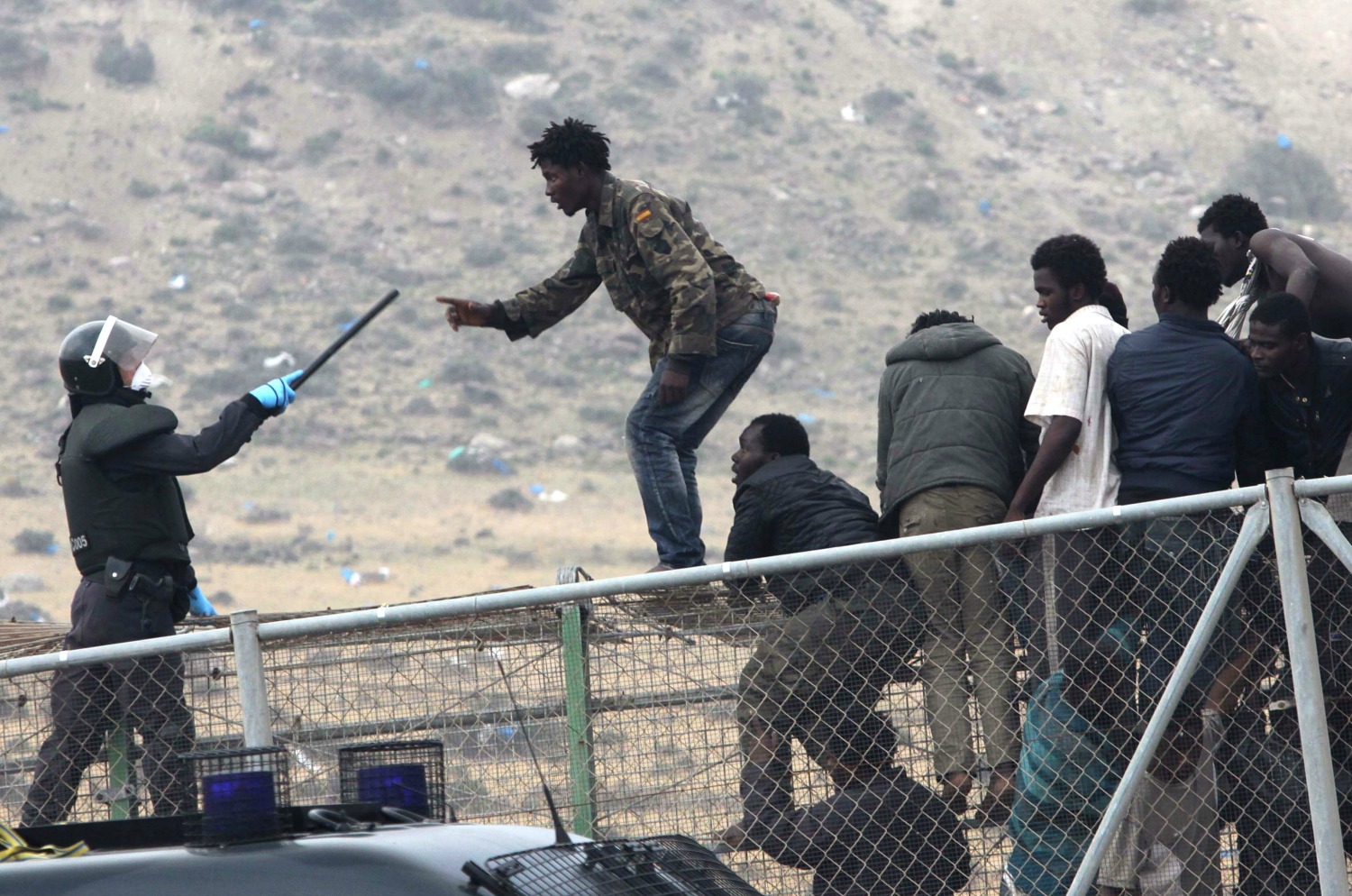 Nuevo intento de saltar la valla de Ceuta deja varios heridos entre inmigrantes y policías