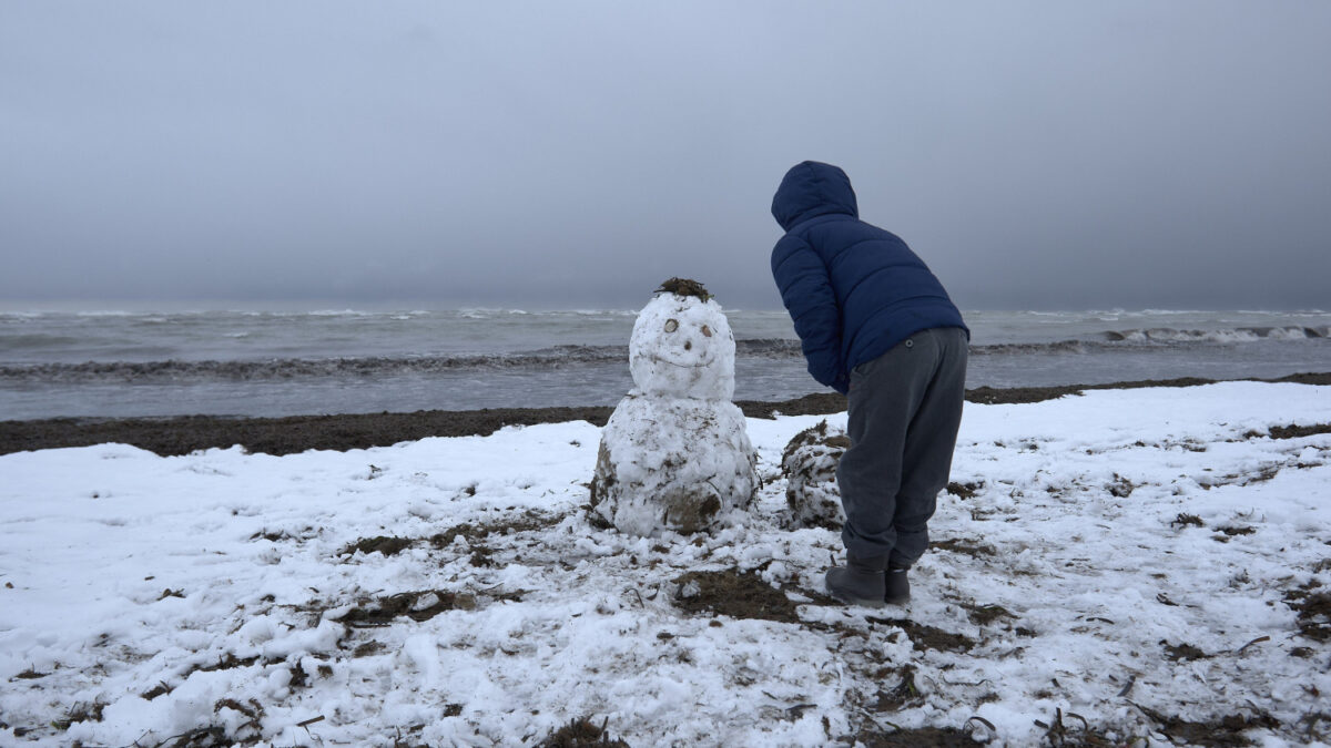 La nieve cubre playas de Alicante un siglo después