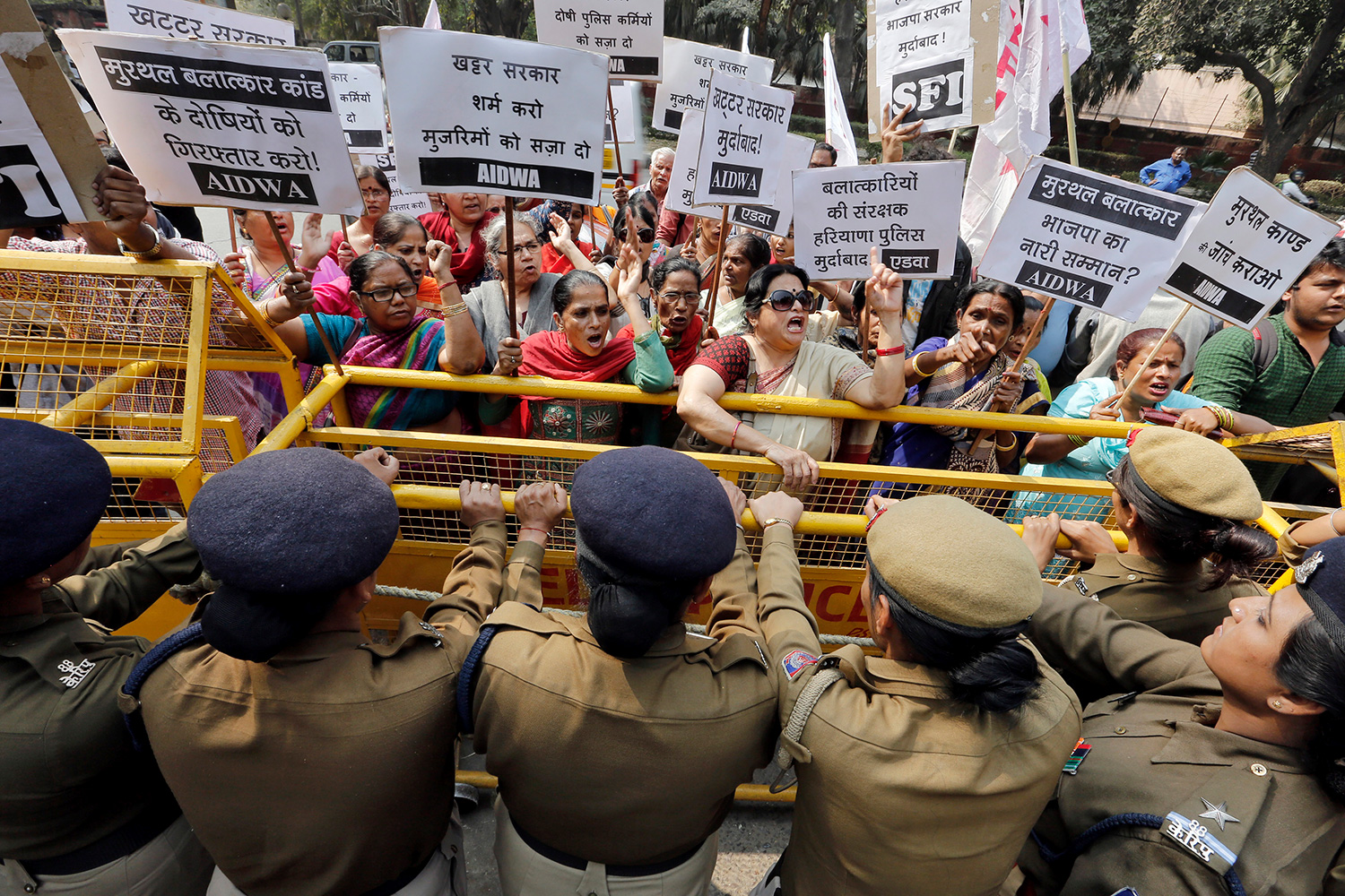 La policía india, acusada ​​de violación en masa durante una operación