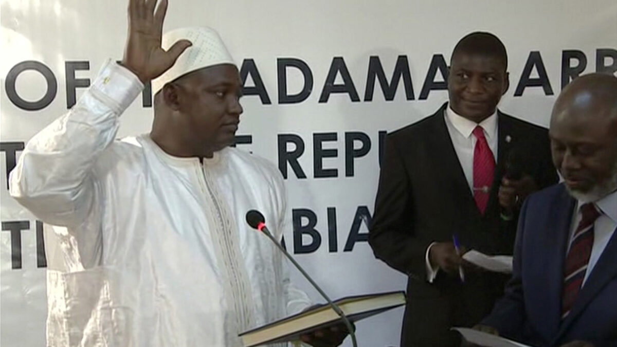 El nuevo presidente de Gambia jura el cargo en la embajada de Senegal