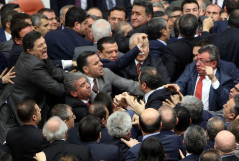 La reforma constitucional en Turquía se debate en el Parlamento a patadas y puñetazos