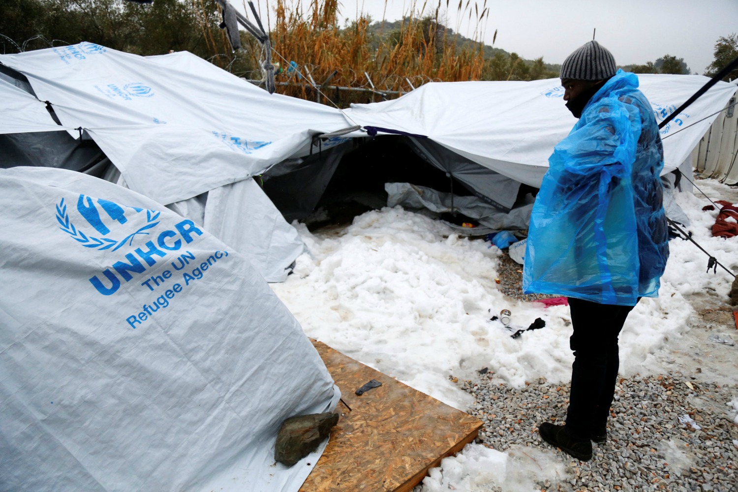 Mientras en Davos se debate, miles de personas intentan no morir de frío bajo las tiendas de campaña. ( Foto: Petros Tsakmakis / vía Reuters)