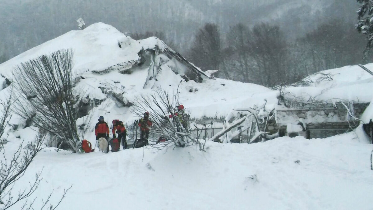 Encuentran a más personas con vida en el hotel italiano sepultado por una avalancha de nieve