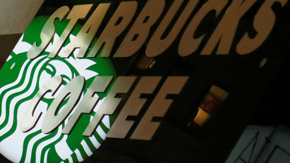 Starbucks contratará a 10.000 refugiados como respuesta a Trump