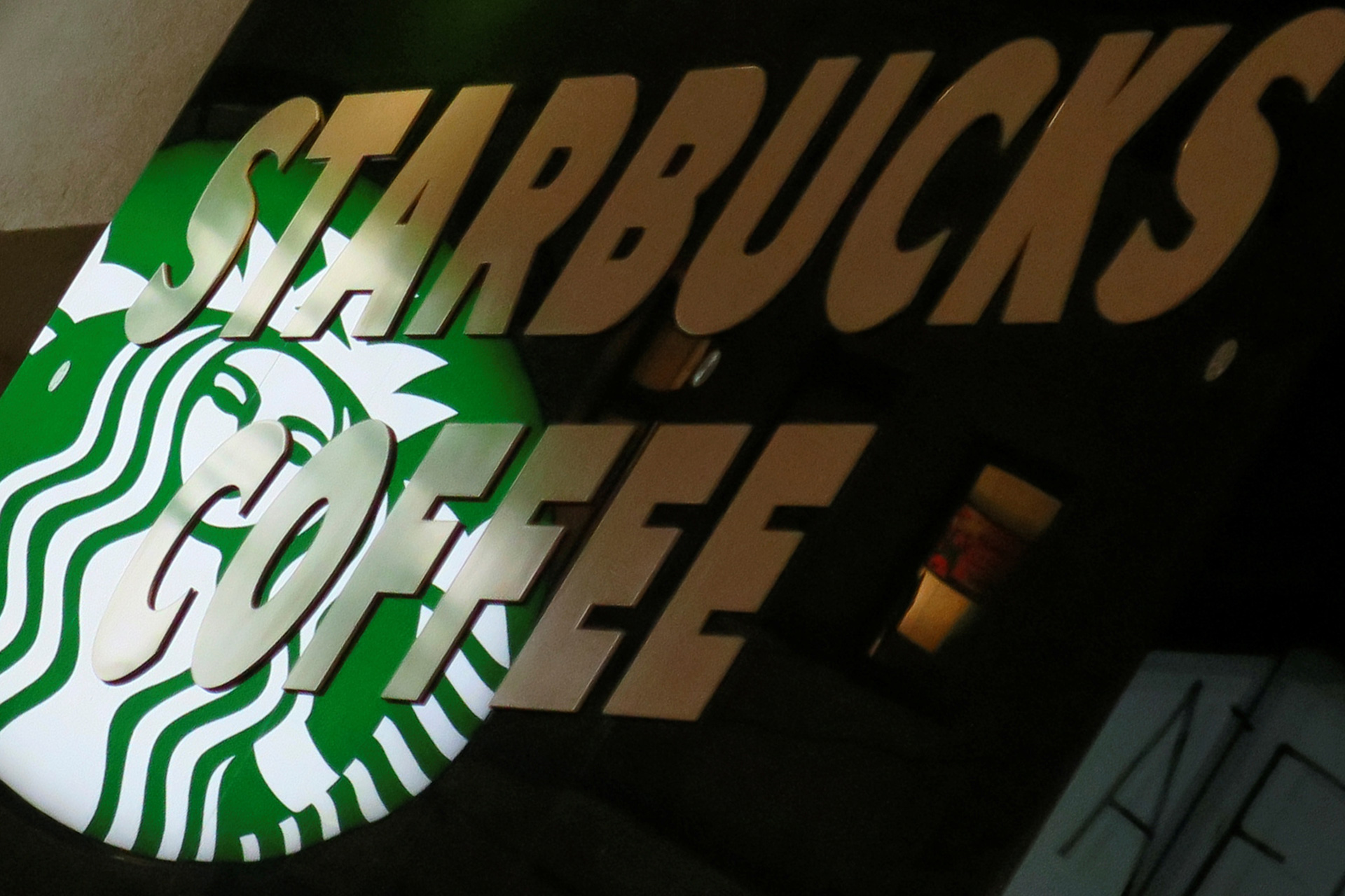 Starbucks contratará a 10.000 refugiados como respuesta a Trump