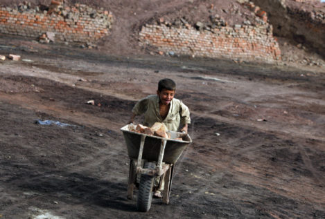 Encuentran a 200 niños trabajando en una fábrica de ladrillos en India