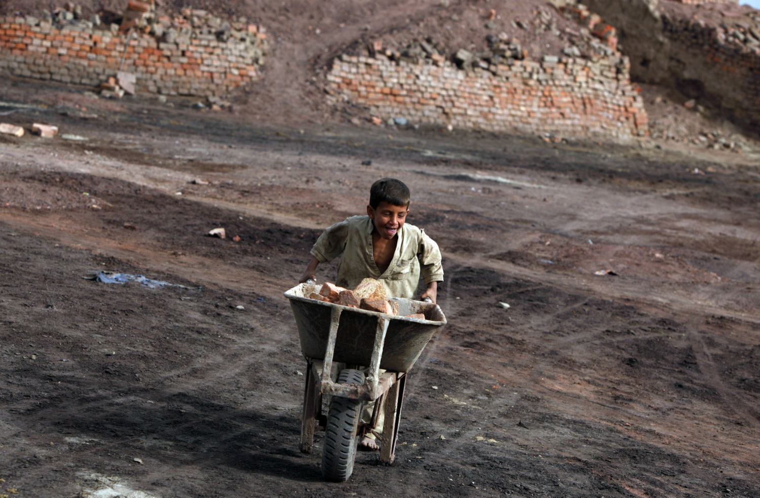 Encuentran a 200 niños trabajando en una fábrica de ladrillos en India