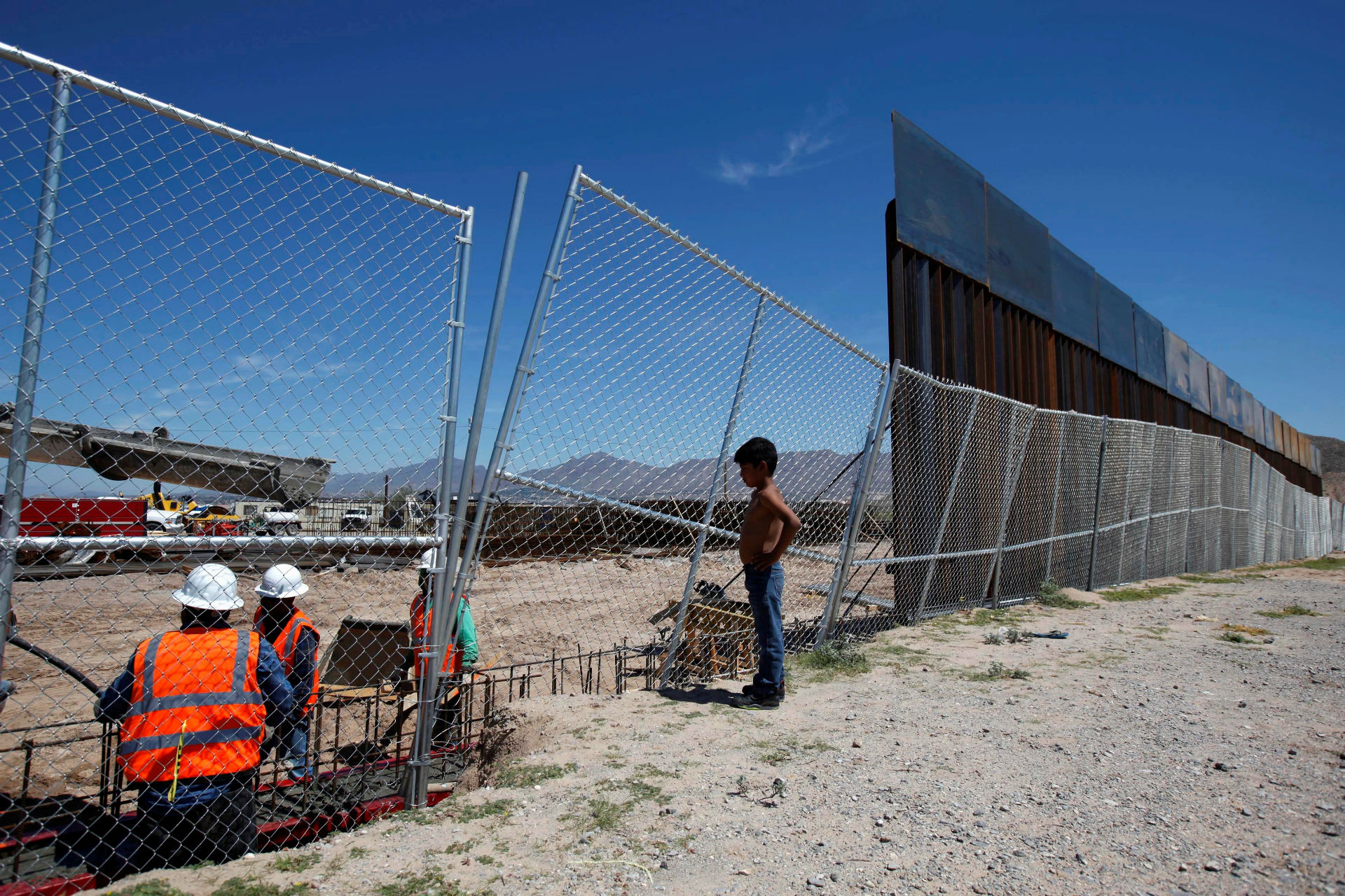 Trump firma el decreto presidencial que autoriza la construcción del muro fronterizo con México