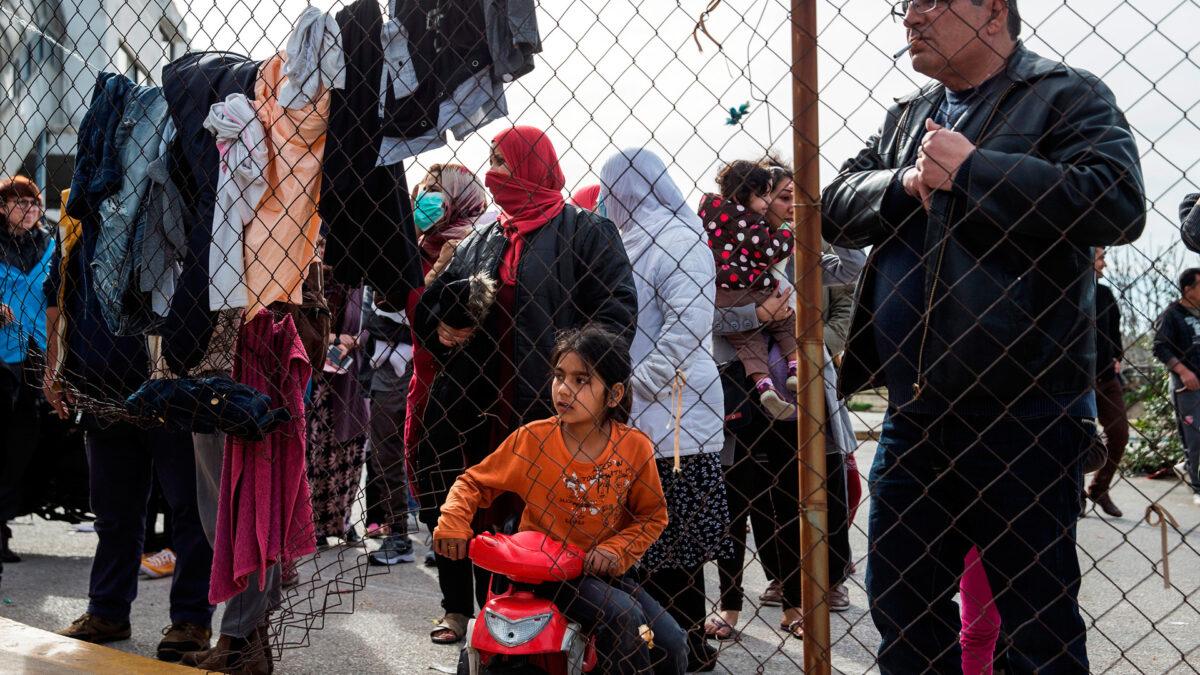 AI denuncia la violación de derechos de los inmigrantes en los campos en Grecia