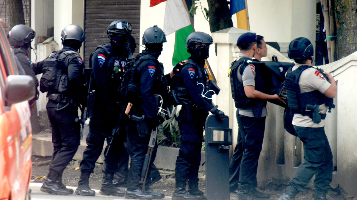 Abatido un presunto terrorista en Indonesia tras una explosión y un tiroteo