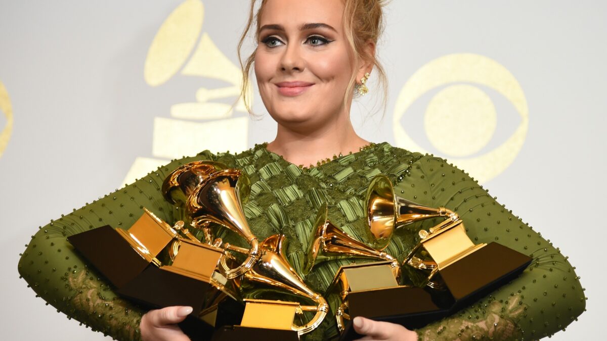 Adele logra cinco premios Grammy, incluido Álbum del Año, con ’25’