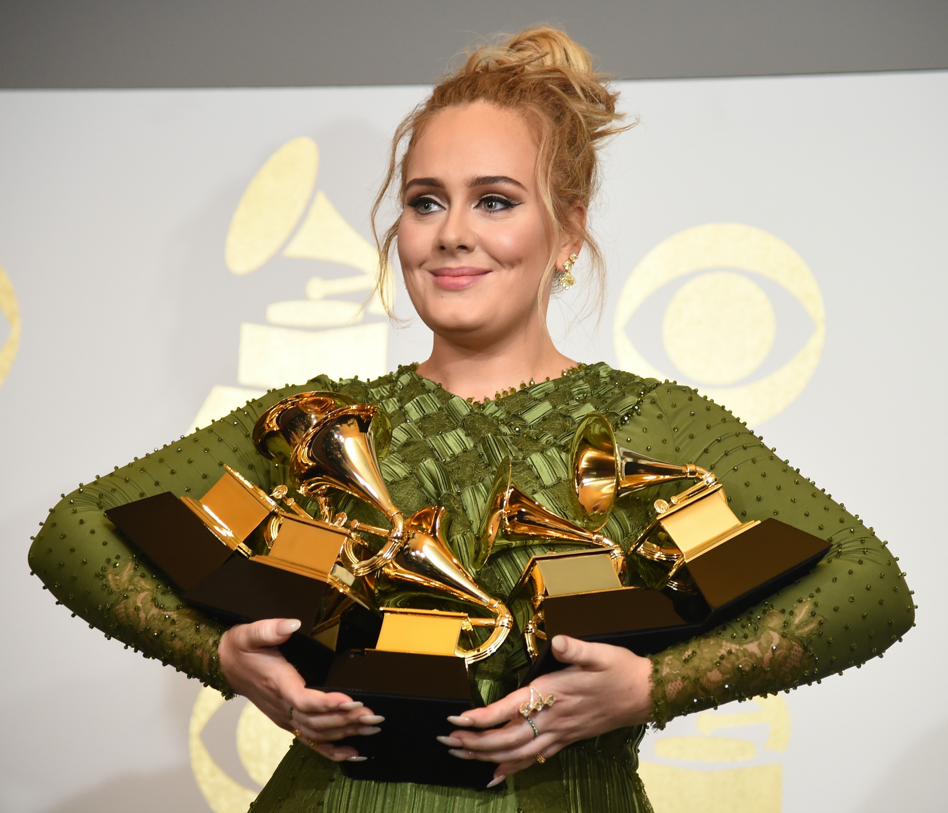 Adele logra cinco premios Grammy, incluido Álbum del Año, con ’25’