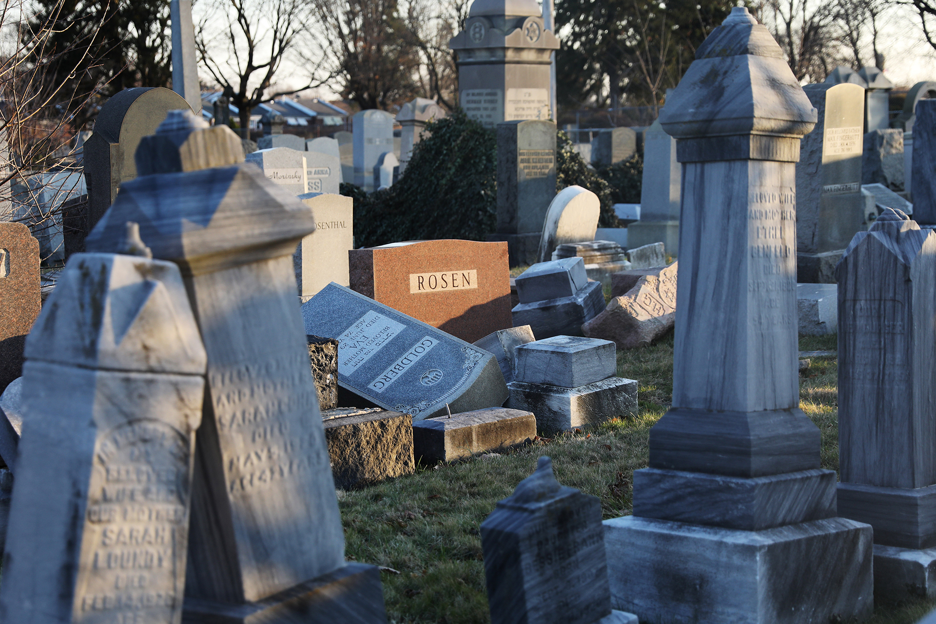 Aparecen destrozadas cientos de lápidas en un cementerio judío de Filadelfia