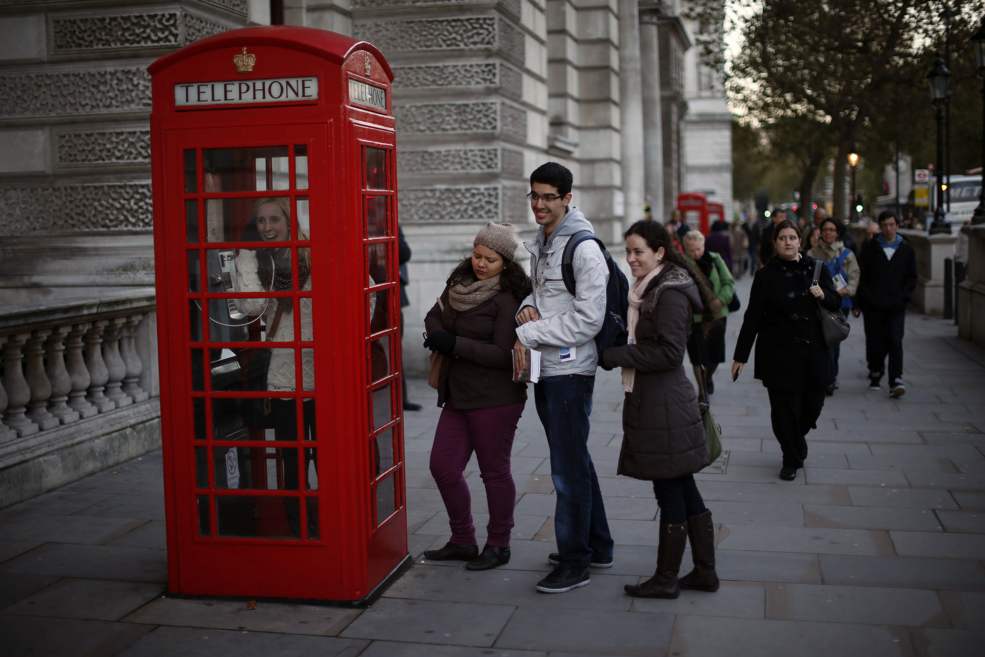 Mientras, las cabinas tradicionales de Londres son siempre un atractivo (Foto: Matt Dunham / AP)