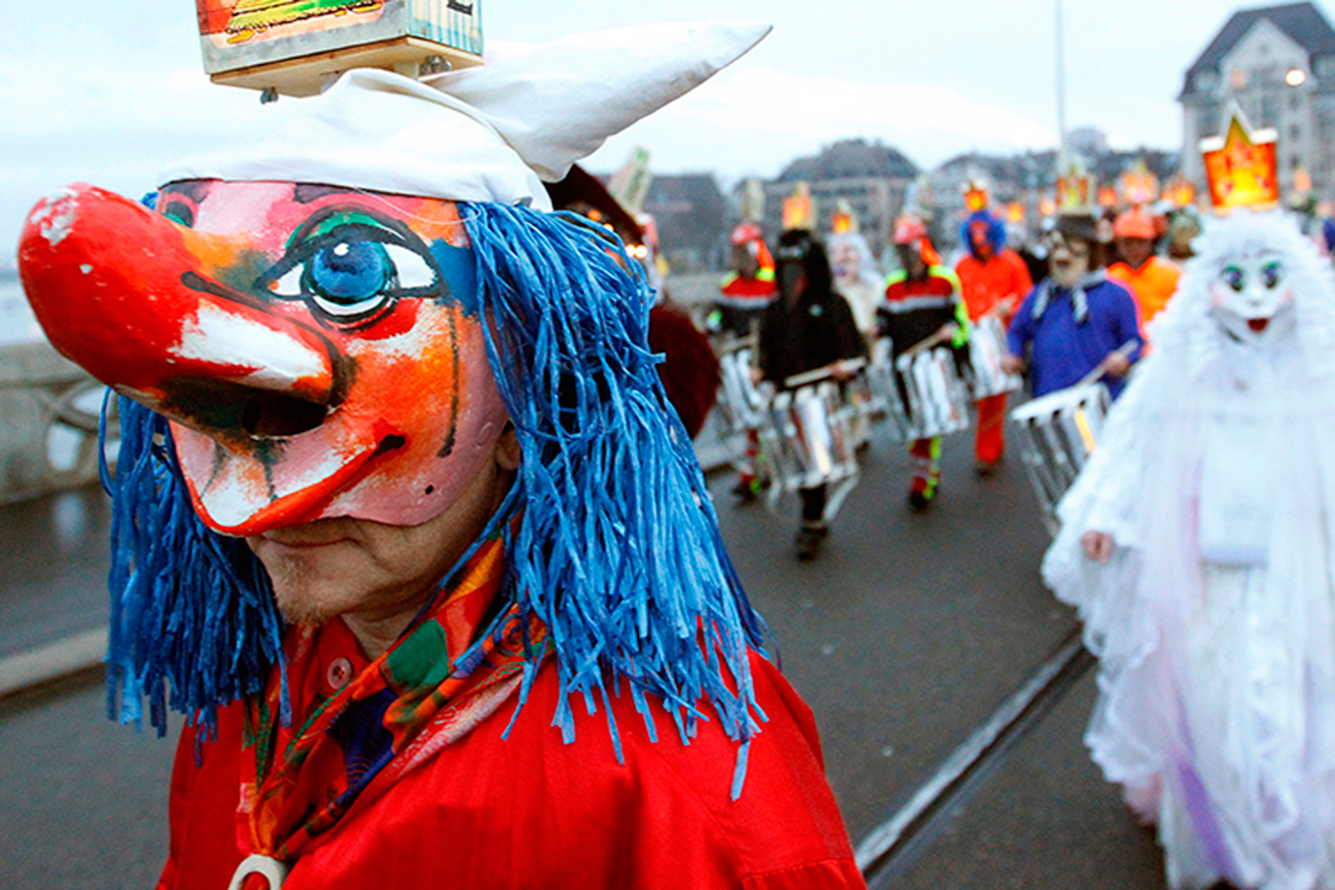 En Basilea, Suiza, viven sus “tres días más lindos” durante el carnaval. (Foto: Arnd Wiegmann / Reuters)