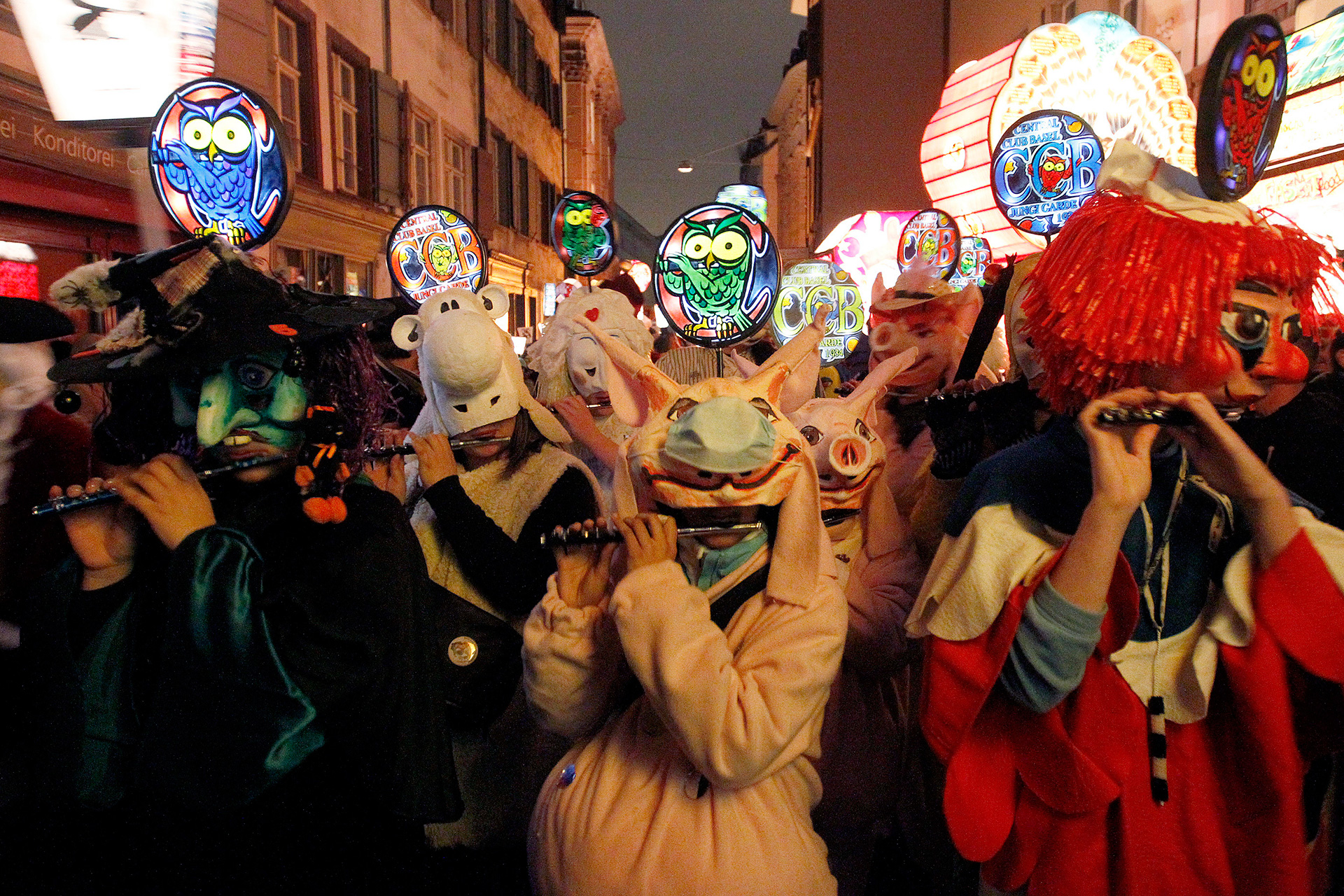 Waggis, Dummpeter, Ueli, Alti Dante… los personajes más pintorescos del Carnaval de Basilea. (Foto: Arnd Wiegmann / Reuters)