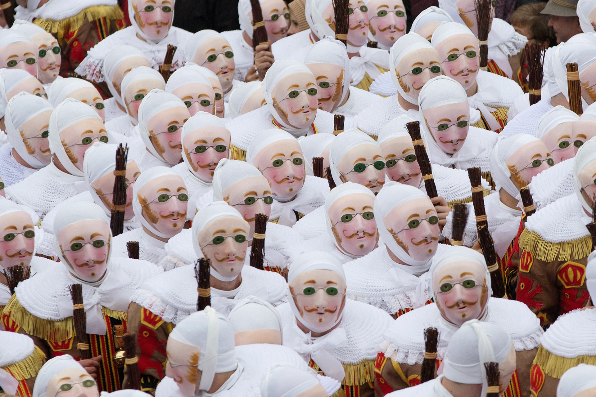 100.000 personas visitan cada año el Carnaval de Binche. (Foto: Yves Herman / Reuters)