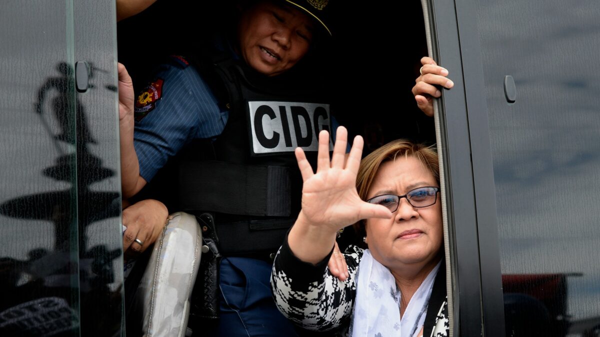 Detenida la principal opositora de la política antidrogas del presidente filipino