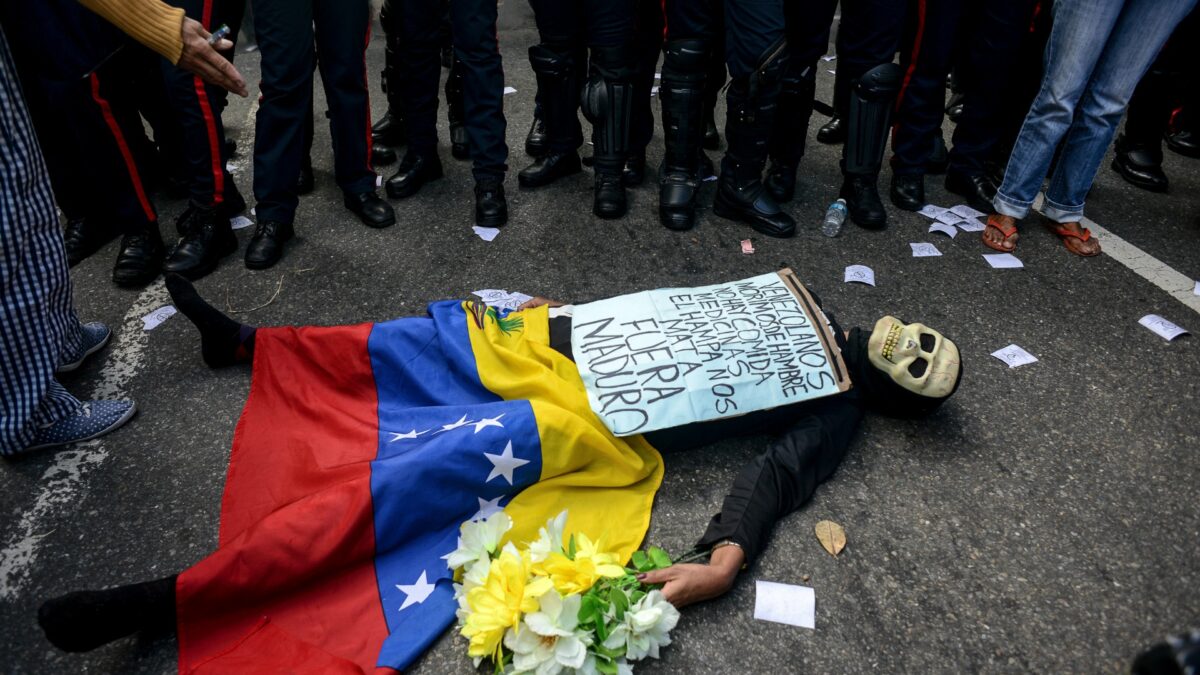 Diputados venezolanos se enfrentan a la policía cuando exigían elecciones