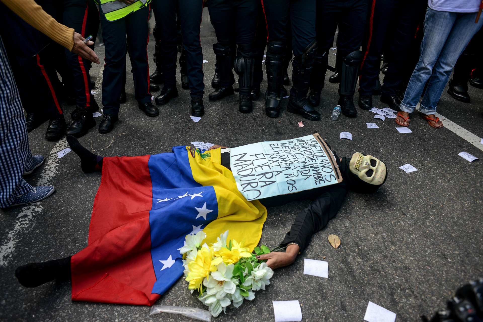 Un grupo de diputados venezolanos se enfrenta a la policía para exigir elecciones