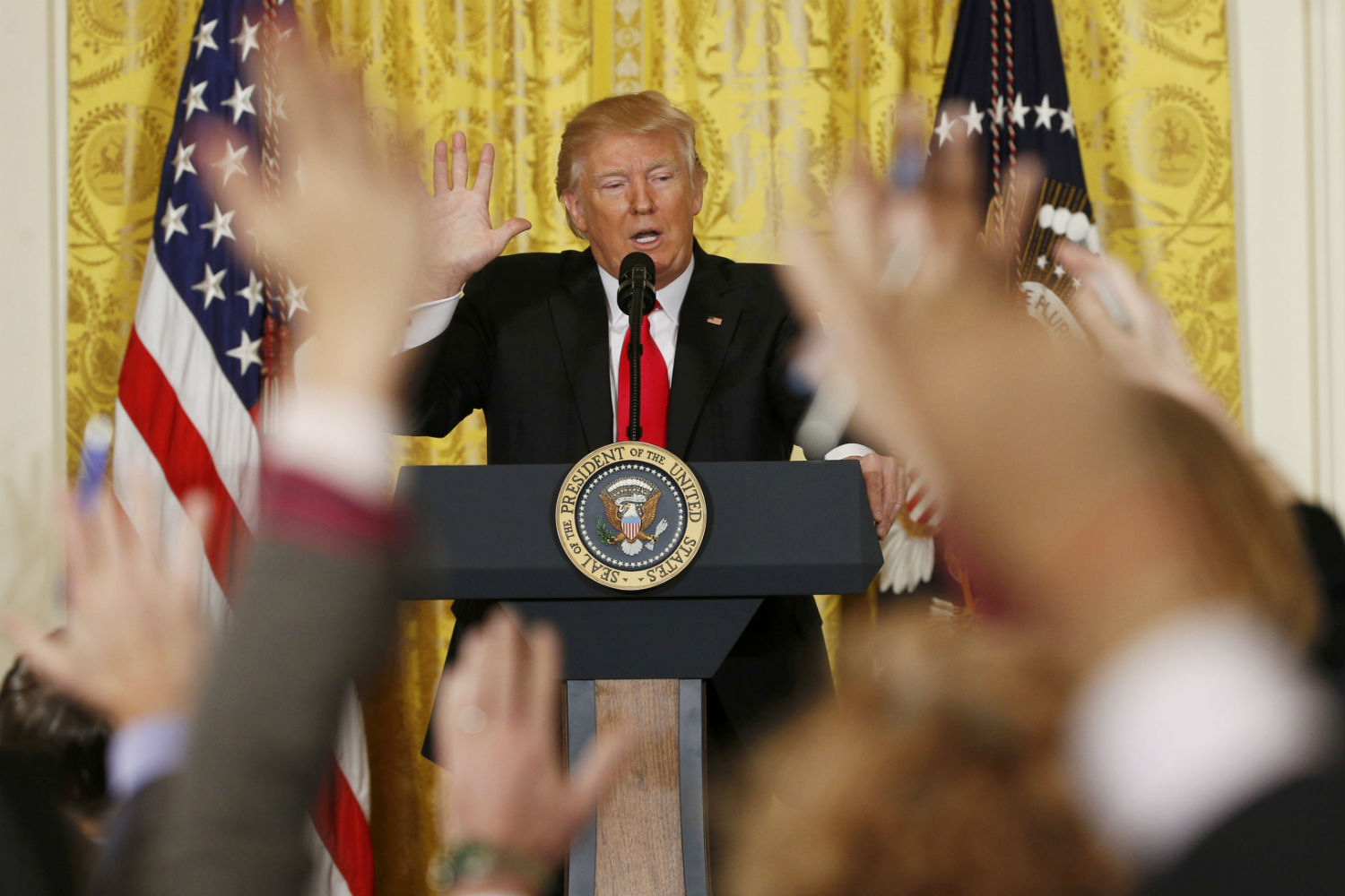 Trump arremete contra la prensa y asegura que su gobierno funciona debidamente