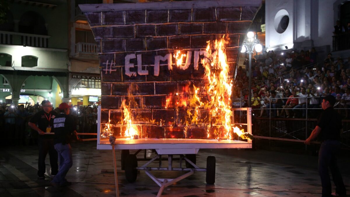 El carnaval de Veracruz comienza con la quema de la representación del muro de Trump