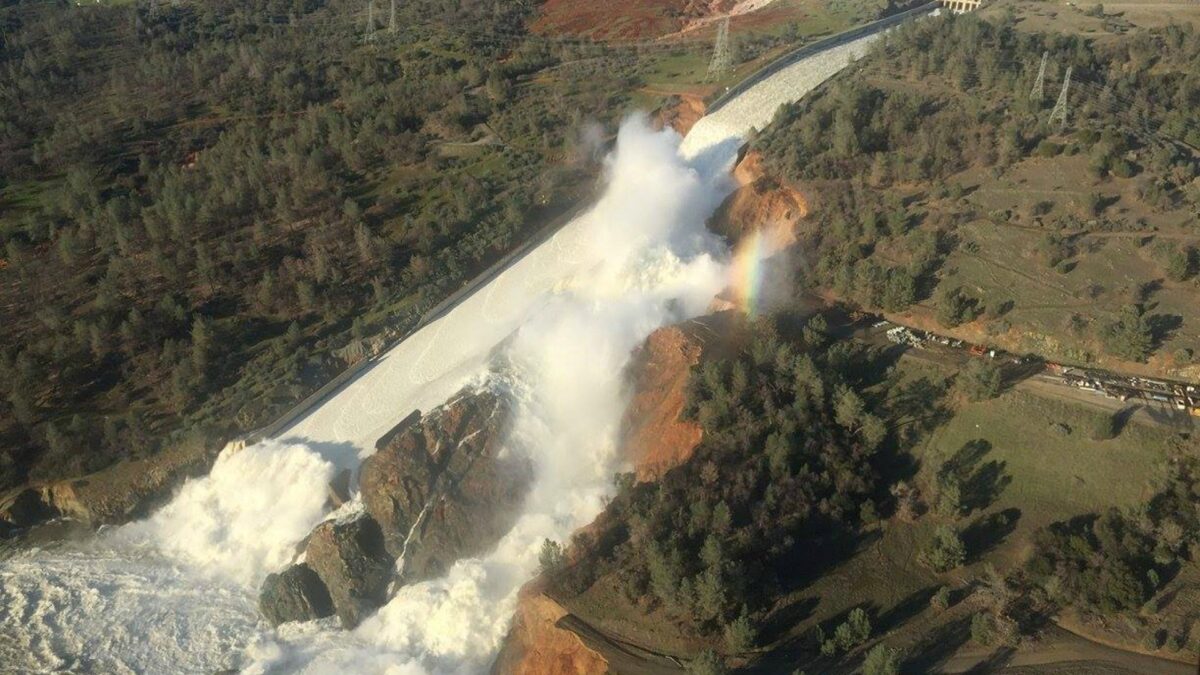 Evacuadas cerca de 188.000 personas por una fuga en una presa en California