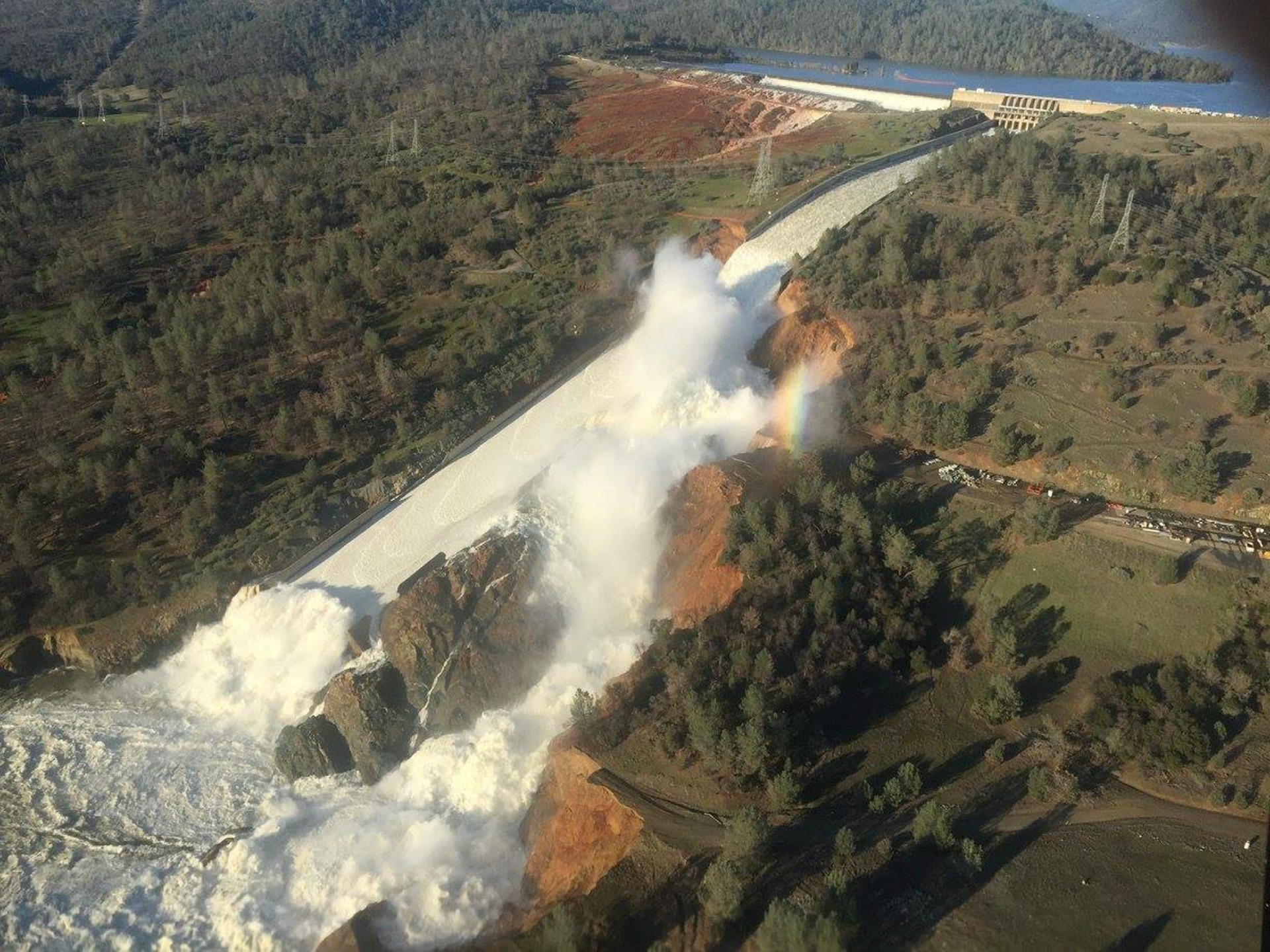 Evacuadas cerca de 188.000 personas por una fuga en una presa en California