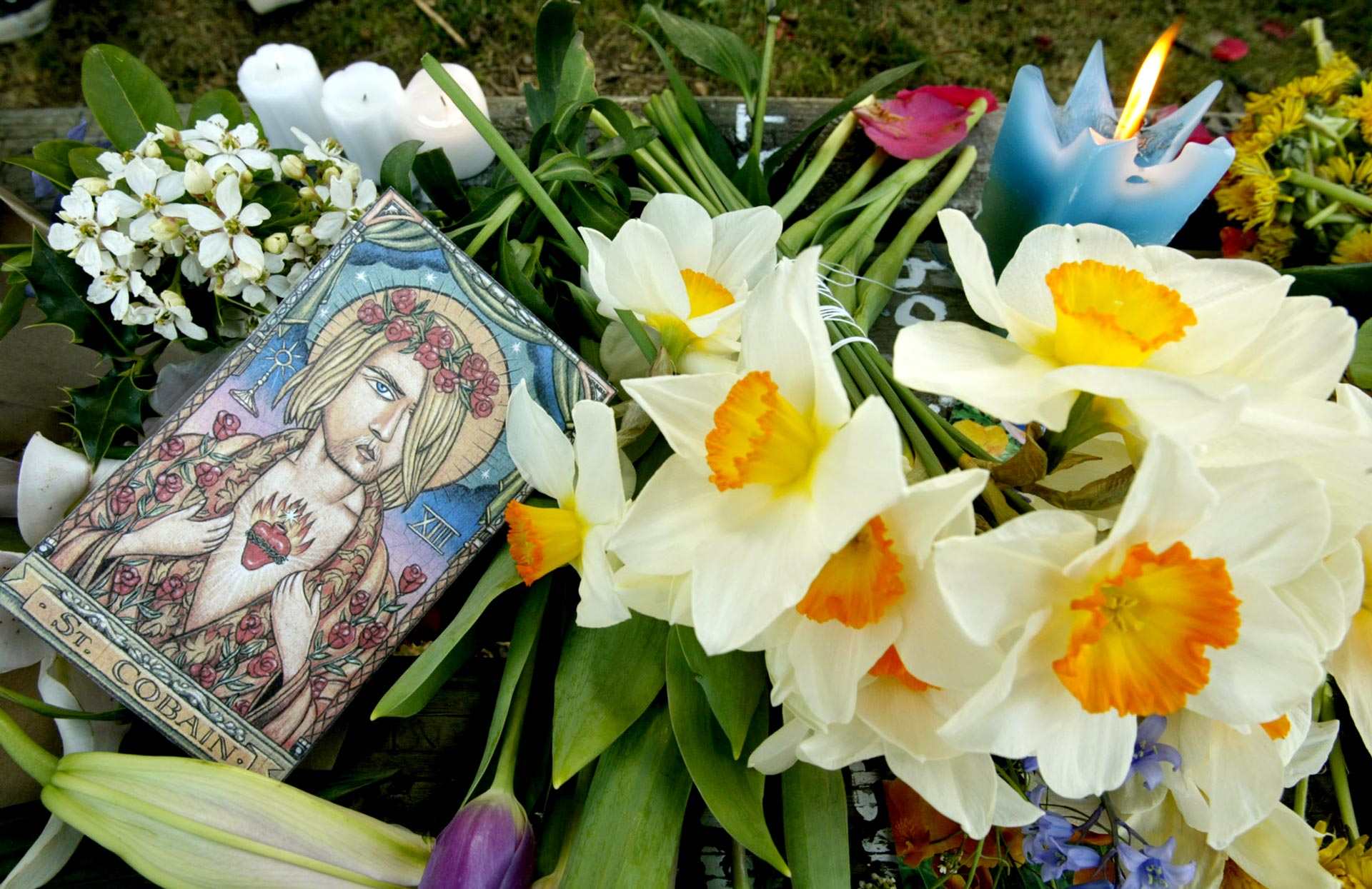 Flores, velas y dibujos conmemorando el décimo aniversario de la muerte de Cobain en Viretta Park en Seattle, Washington el 5 de abril de 2004 | Foto: Anthoy Bolante / Reuters