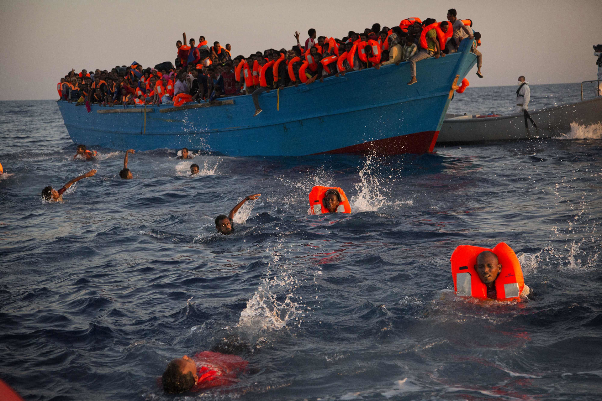 Un grupo de inmigrantes espera a ser rescatado en el Mar Mediterráneo. (Foto: Emilio Morenatti/AP)