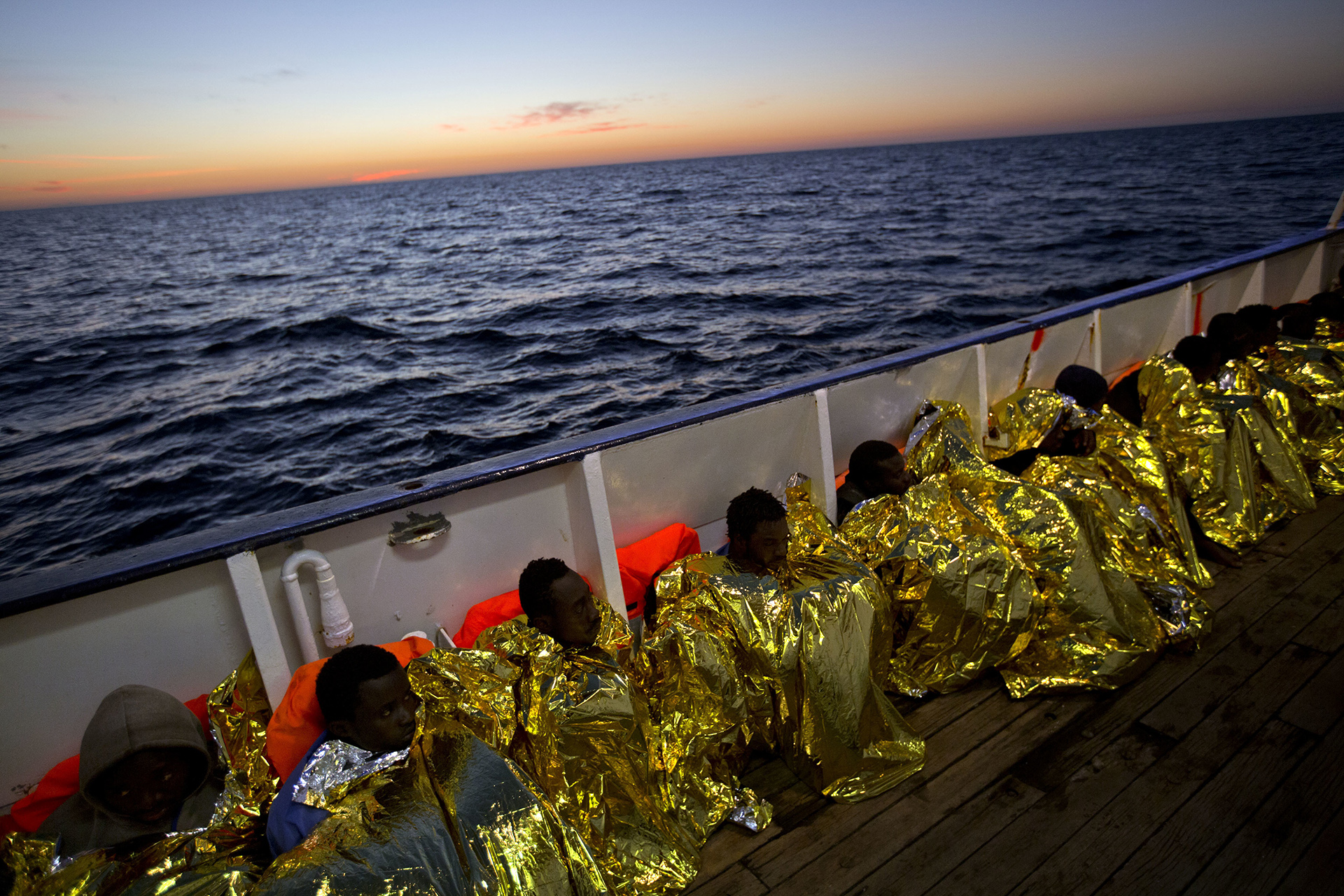 Un grupo de inmigrantes es rescatado en las aguas del Mediterráneo. (Foto: Emilio Morenatti/AP)