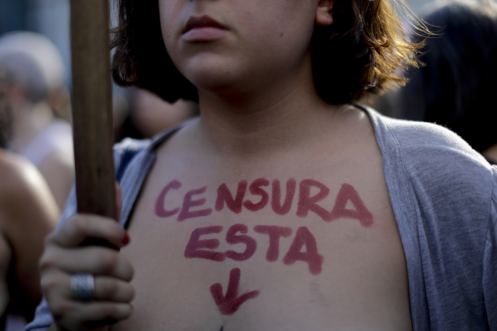 Las mujeres escribían en sus pechos desnudos frases contra la censura (Foto: Natacha Pisarenko/AP)