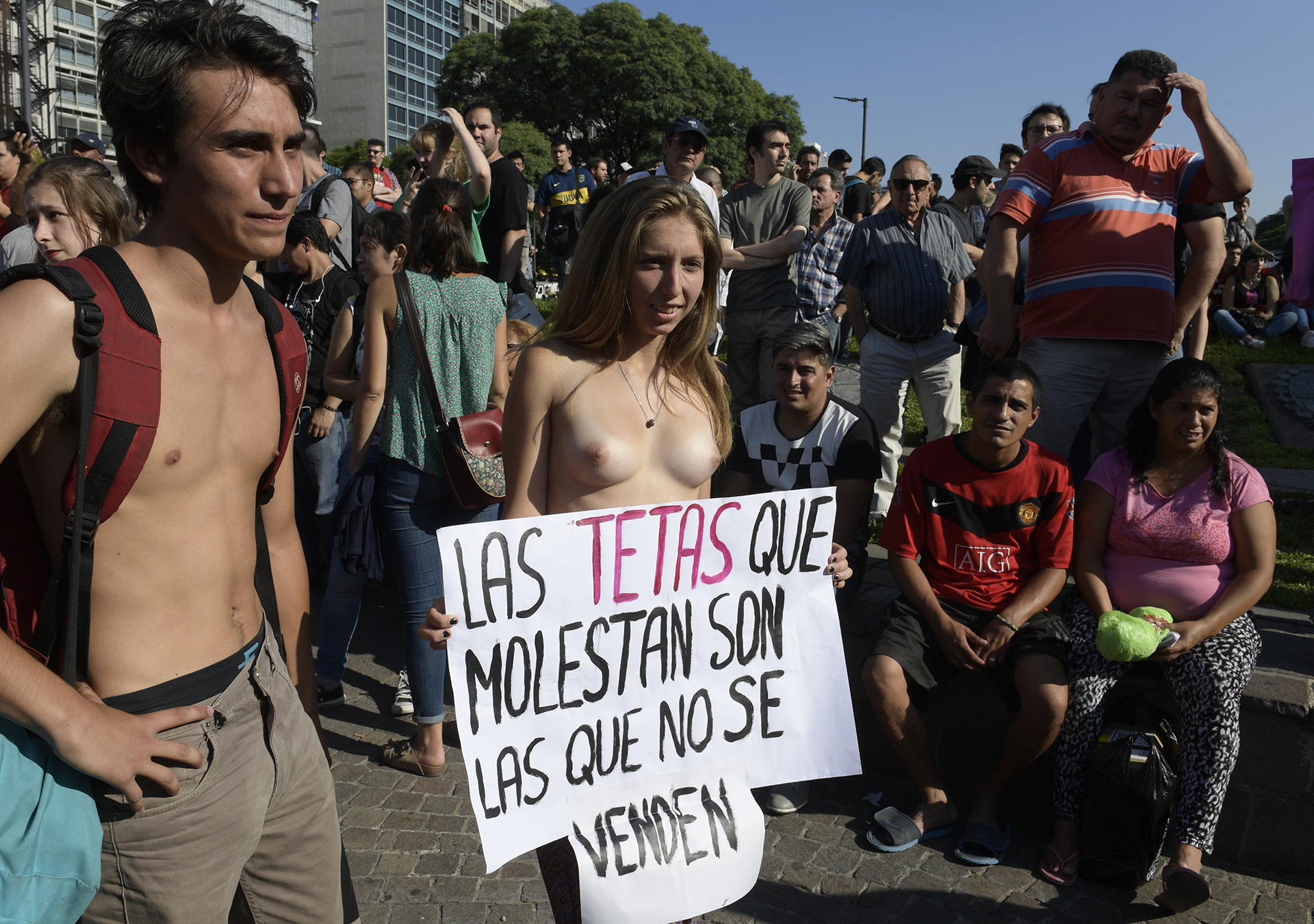 Las mujeres se manifestaron bajo el lema “la única teta que molesta es la que no se puede comprar”. (Foto: Juan Mabromata/AFP)