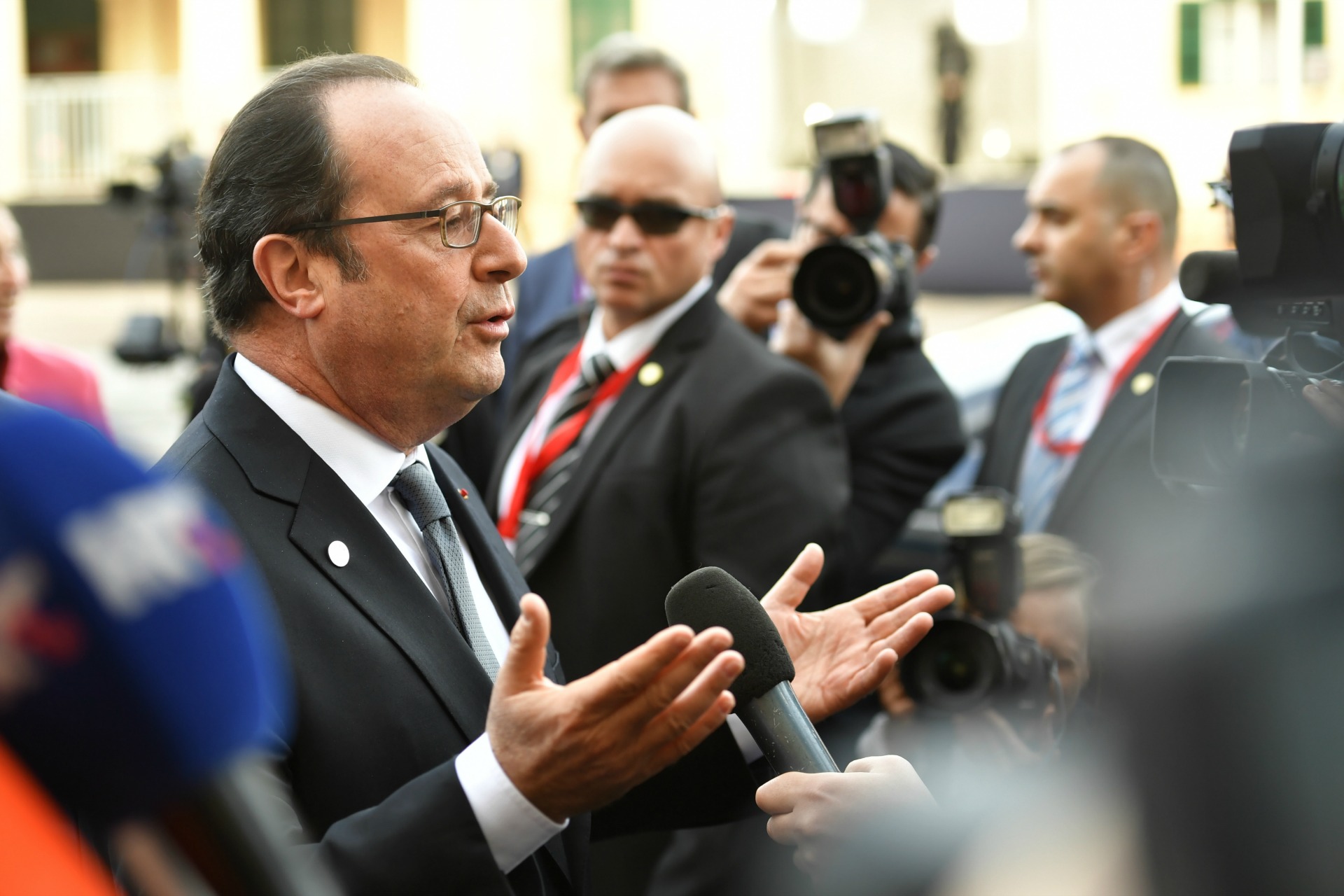 Hollande critica a Trump al inicio de la cumbre de la UE en Malta