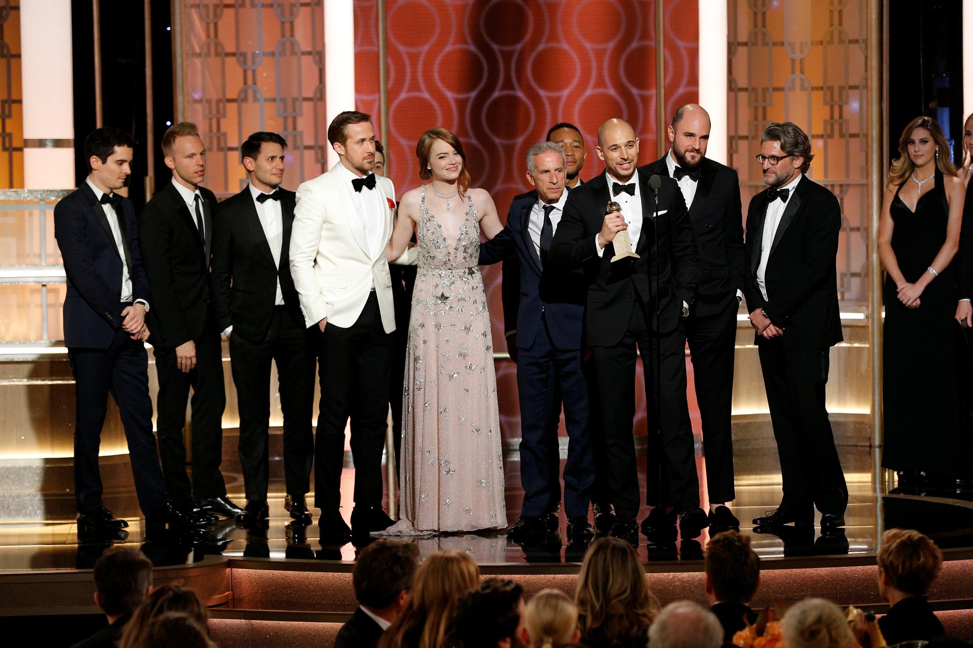 Los productores de La la land, Jordan Horowitz y Fred Berger aceptando el Golden Globe como Mejor Película de Comedia o Musical | Foto: Reuters.