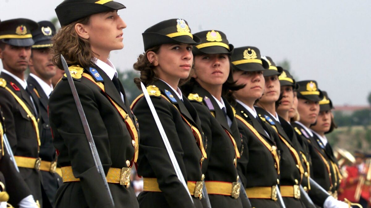 Las mujeres del ejército turco podrán llevar el velo islámico