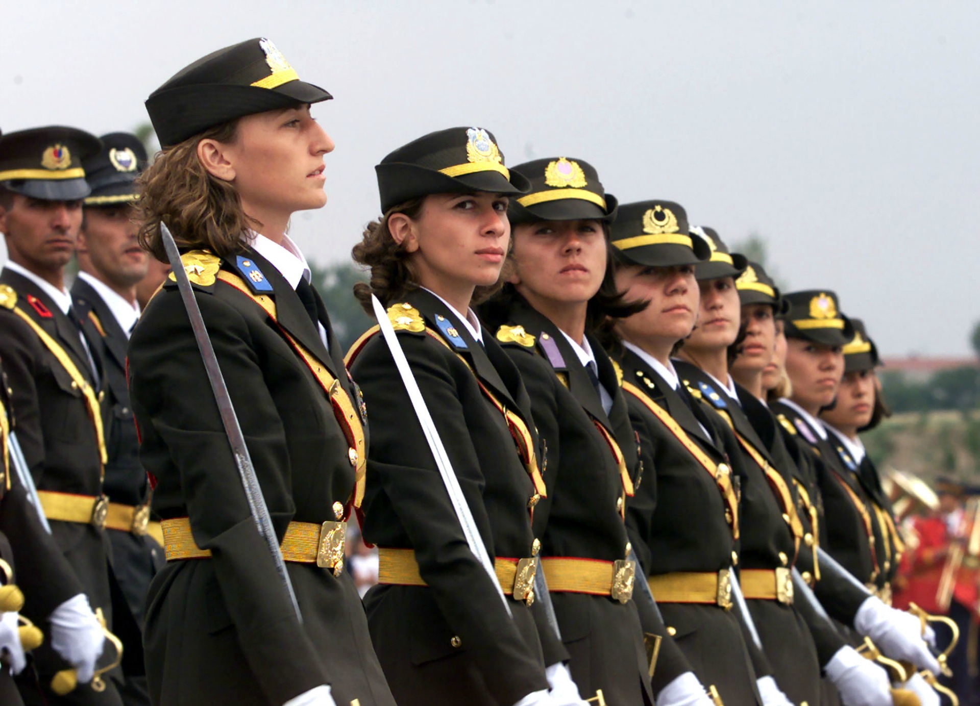 Las mujeres del ejército turco podrán llevar el velo islámico