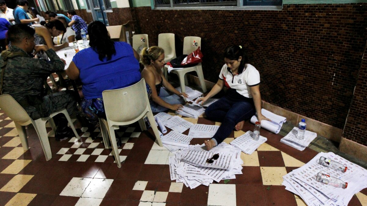 Los resultados provisionales de las elecciones en Ecuador apuntan a una segunda vuelta