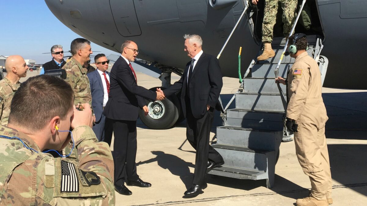 Mattis llega a Irak y niega que EEUU pretenda quedarse con sus reservas de petróleo