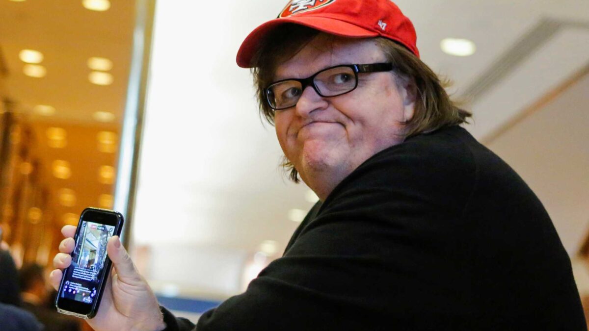 Michael Moore da 10 consejos para echar a Trump del poder