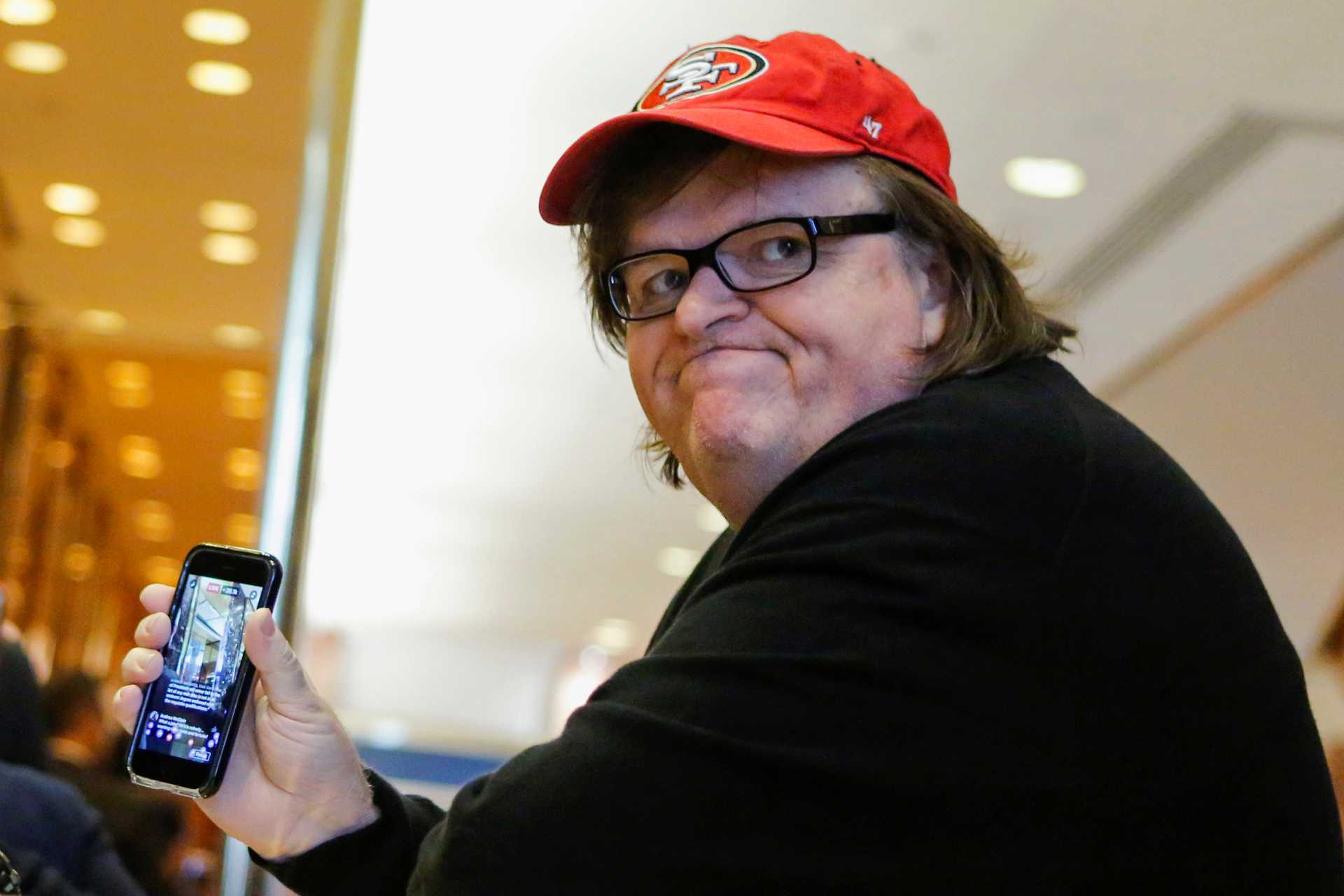 Michael Moore da 10 consejos para echar a Trump del poder