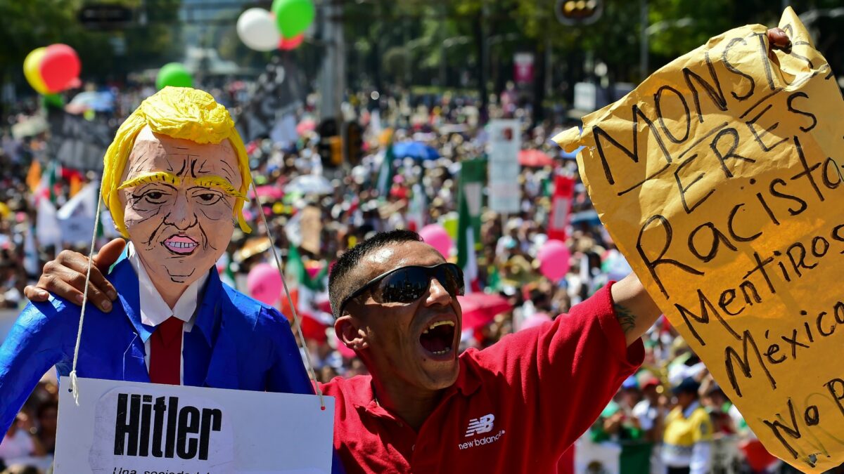 Miles de mexicanos salen a las calles para protestar contra Trump y su muro