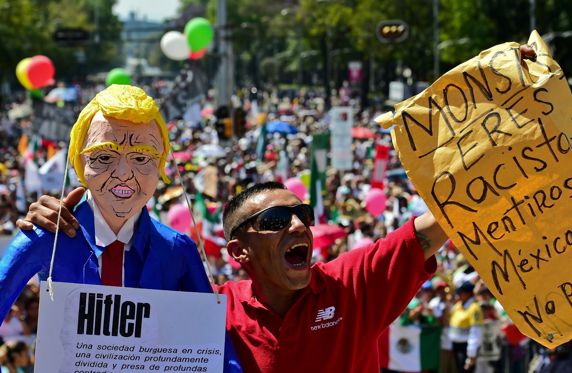 Miles de mexicanos salen a las calles para protestar contra Trump y su muro