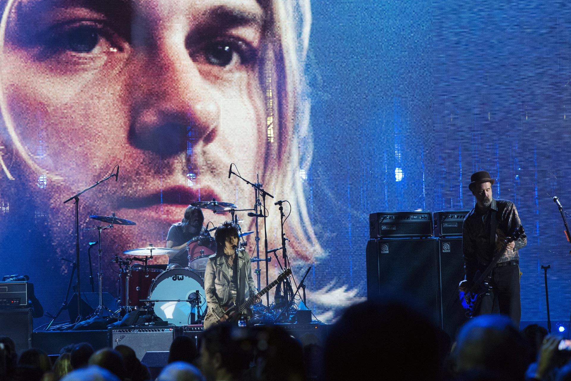 Joan Jett junto a Dave Grohl y Krist Novoselic de Nirvana luego de que la banda ingresó al Hall de la Fama del Rock and Roll Hall of Fame en abril de 2014 | Foto: Lucas Jackson / Reuters