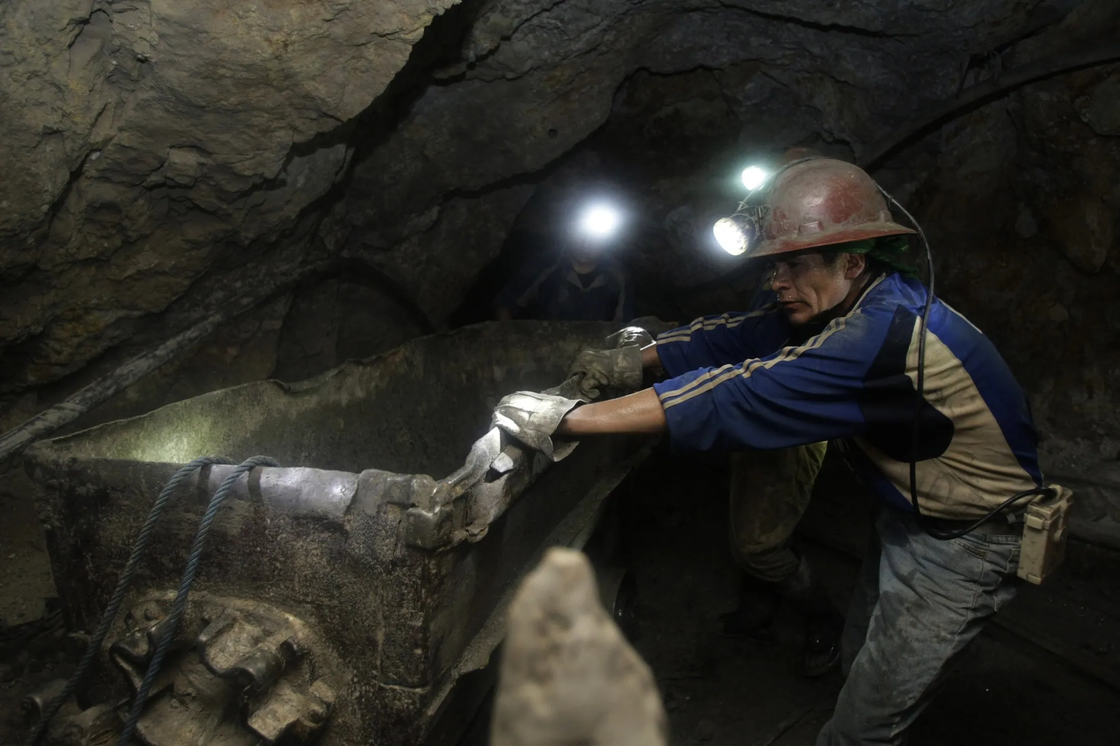 Un minero boliviano traslada minerales en la mina del Rosario, en Potosi. (Foto: David Mercado/Reuters)