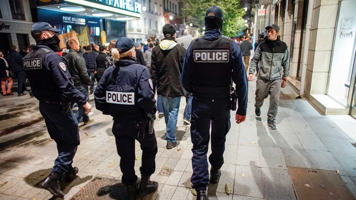 Un policía viola a un joven francés con su porra