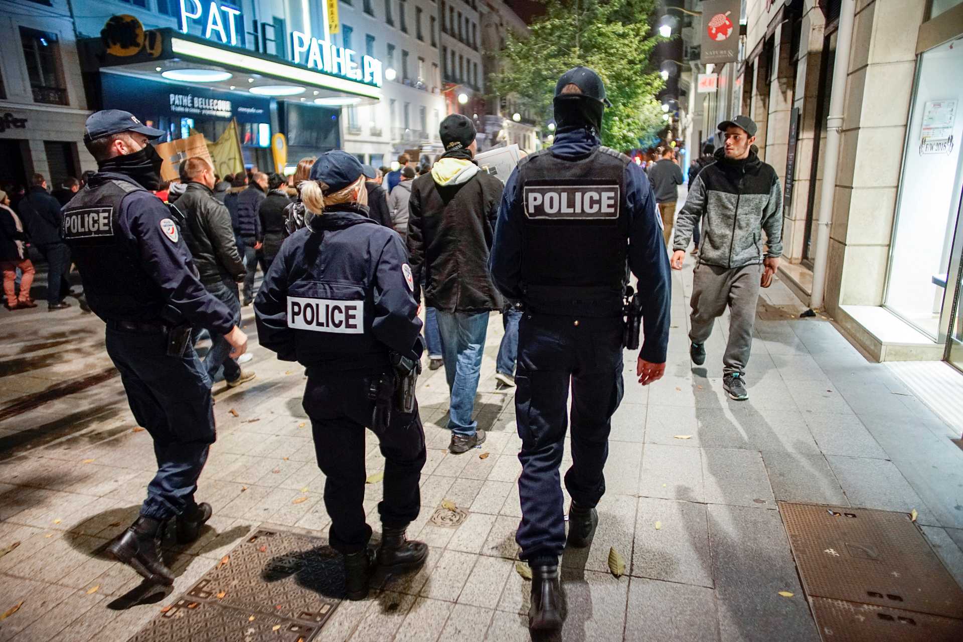 Un policía viola a un joven francés con su porra
