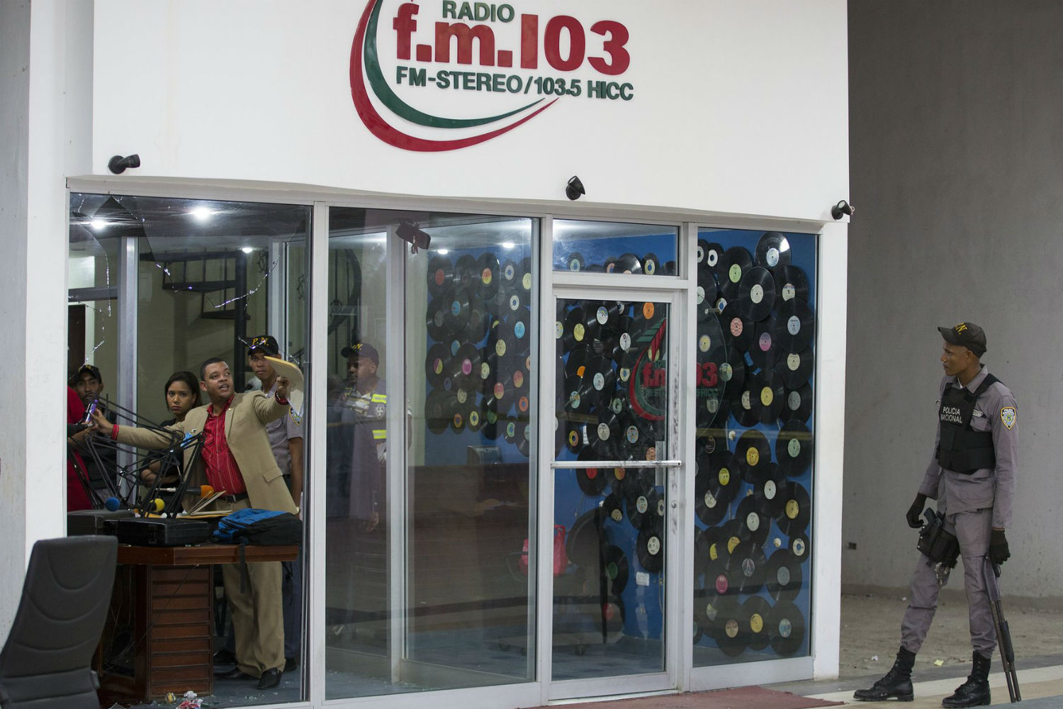 Asesinan a dos periodistas dominicanos en una emisora de radio