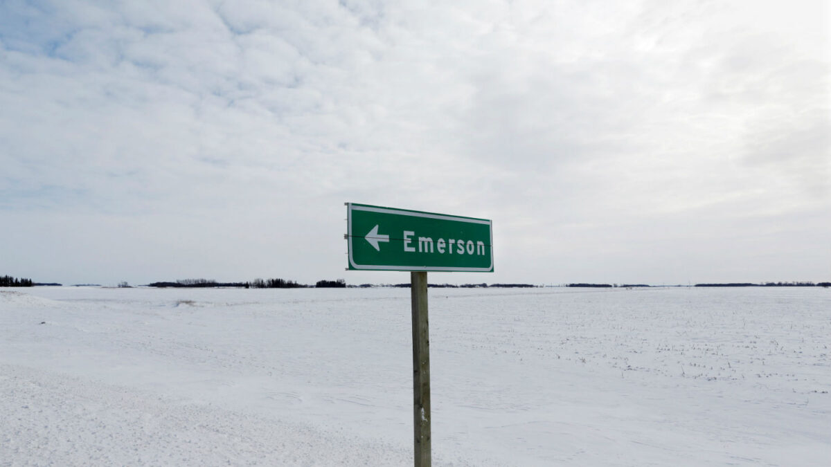 Decenas de refugiados cruzan a pie a Canadá desde EEUU
