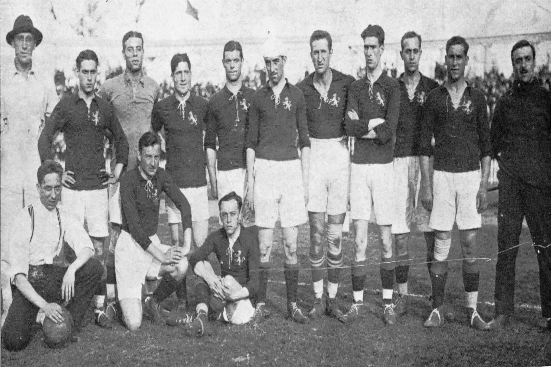 Selección española de las Olimpiadas de Amberes de 1920, Pichichi en el centro con un pañuelo blanco. (Foto: desconocido|wikimedia)